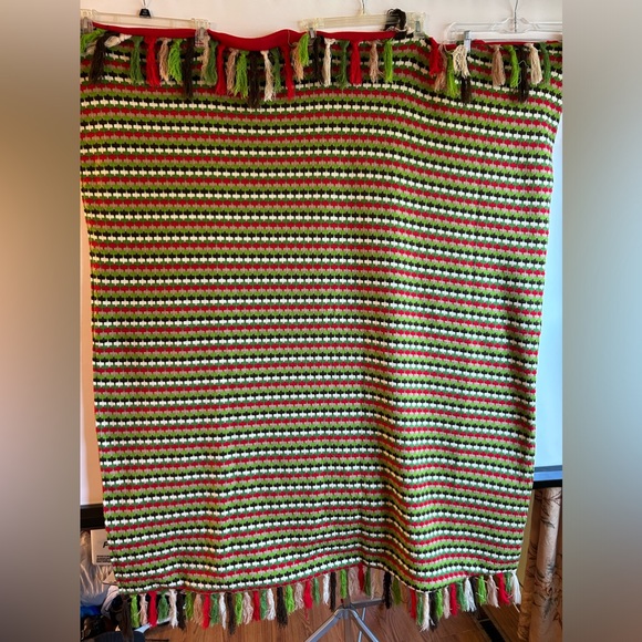 PLAID SQUARES RED/GREEN/TAN/WHITE /BROWN WITH MULTI COLORED TASSEL FRINGE THROW - Picture 5 of 6